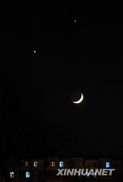这是12月1日晚在宁夏银川市拍摄的“双星拱月”。当日傍晚，全国大部分地区的西南方天空，弯月、金星、木星熠熠生辉，形成一个锐角三角形，上演美妙的“双星拱月”天象。